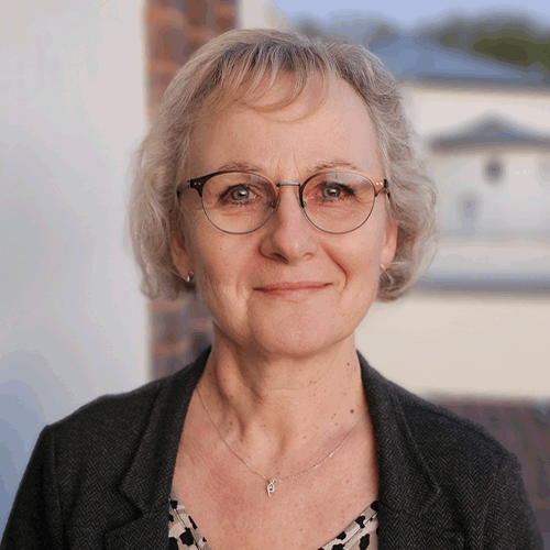 https://hahn-zahnarzt.de/content/2-team/team_2_kerstinburmeister.png