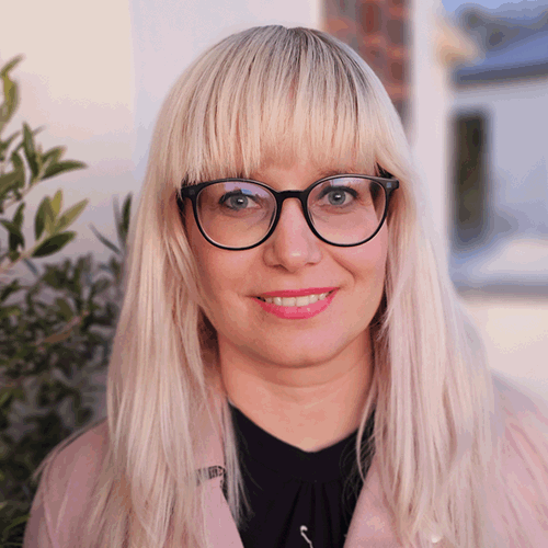 https://hahn-zahnarzt.de/content/2-team/team_3_carolamayer.png